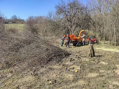 Práce na odstranění náletových dřevin pomocí čerpadla a pracovníků.