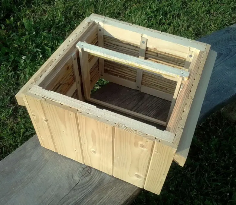 Dřevěný úl pro včely s rámy na stavbu vlastníma rukama.
