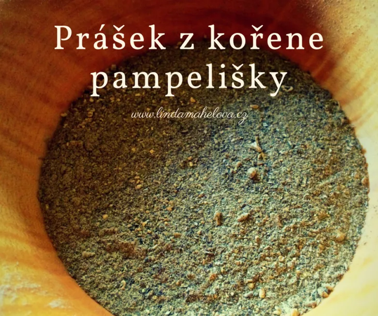 Prášek z kořene pampelišky v dřevěné misce