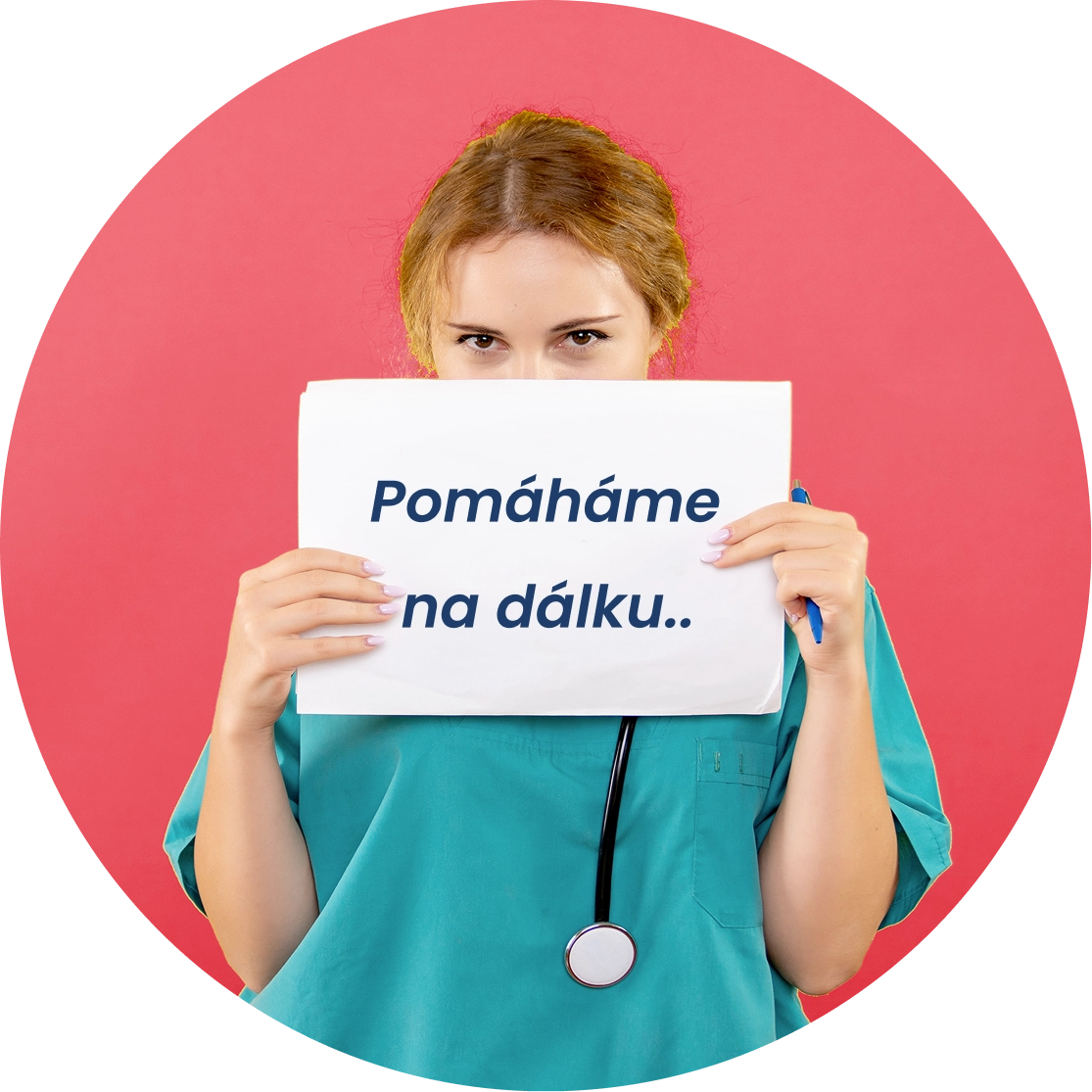 Žena v lékařském oblečení drží tabuli s textem o pomoci z dálky.