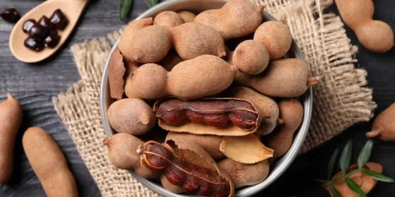 Mísa s plody kaktusu opuncie (tamarindu) rozřezanými na odhalení dužiny.