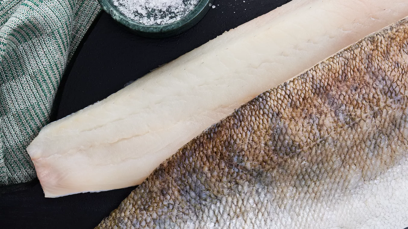 Surový filet ryby s kůží mořského okouna nebo vlčí ryby.