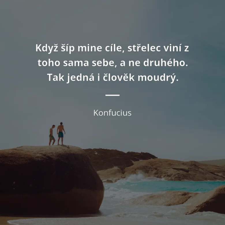 Dva muži stojí na skále u moře s citátem Konfucia o odpovědnosti.