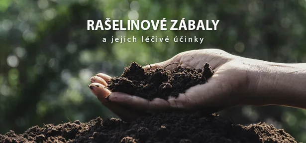 Ruka drží hrst hnědé rašeliny na pozadí zelené přírody.