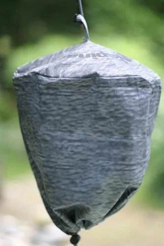 Světle šedý zavěšený past na včely pro účinné odstraňování vos.