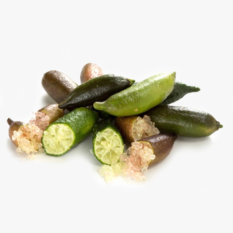 Skládky celých i nakrájených limet Citrus hystrix s cukrem.