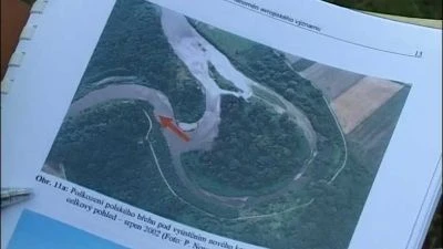 Vzdušný pohled na řeku s odříznutým zatokou tvořícím jezero.