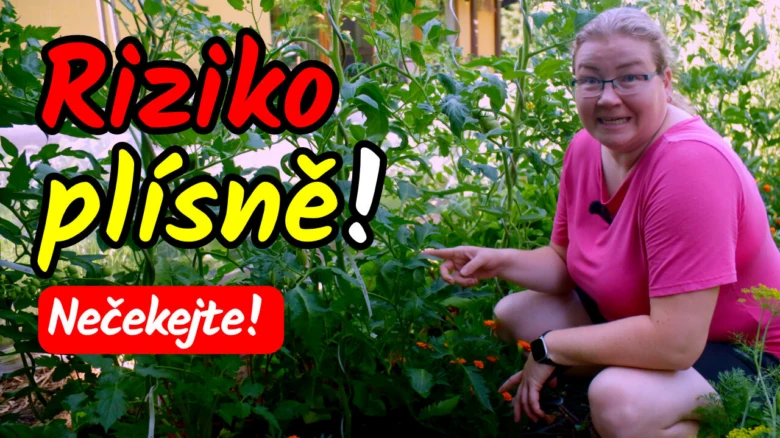 Žena ukazuje na rostliny v zahradě s varováním před plísní.