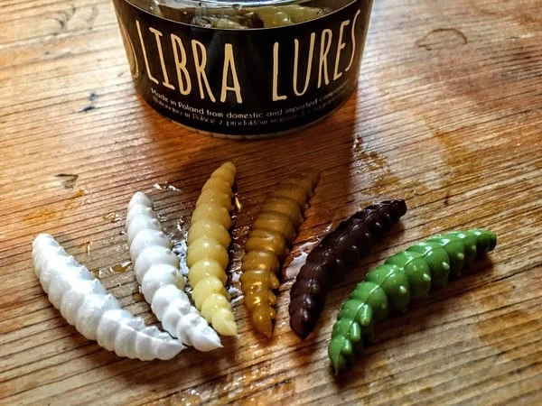 Různé umělé návnady pro lovení raků na dřevě.