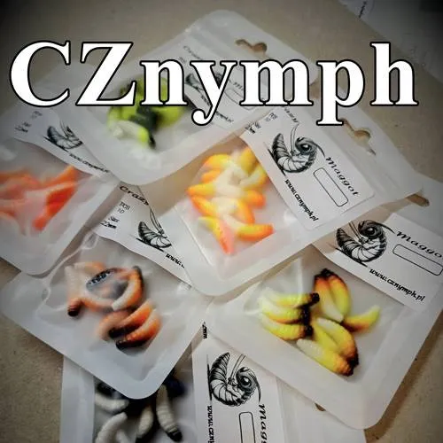 Umělé návnady na chytání raků v plastových sáčcích.